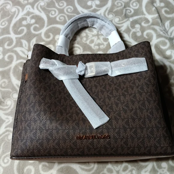 Michael Kors satchel. - Picture 6 of 13